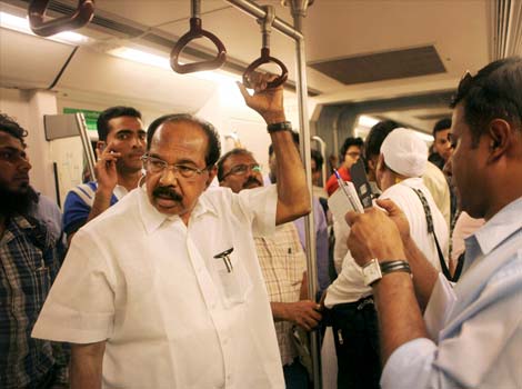 Oil Minister  m veerappa moily    travel in Metro to promote fule conservation.